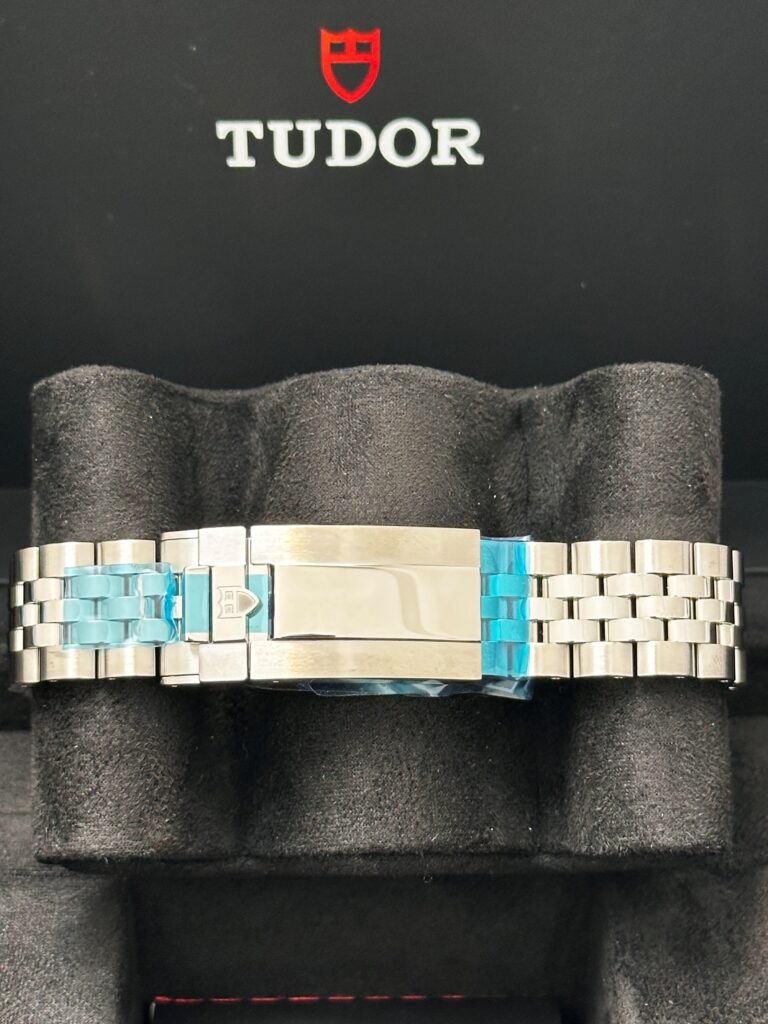 Tudor M7939A1A0RU burgundy dial Black Bay 58 unworn stickered